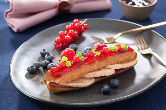 Eclair de foie gras aux fruits rouges