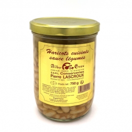 Cooked beans in vegetable sauce