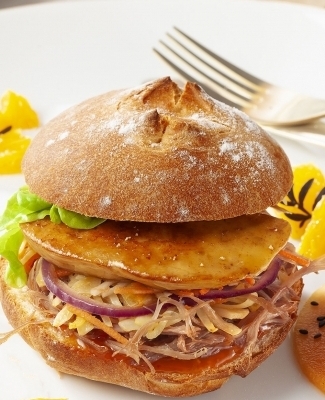 Burger au Foie Gras po&ecirc;l&eacute;, Confit effiloch&eacute; et coleslaw au jus d&rsquo;orange
